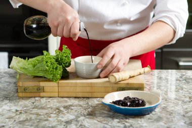 Aşçı sos bir kasenin içine dökülen.