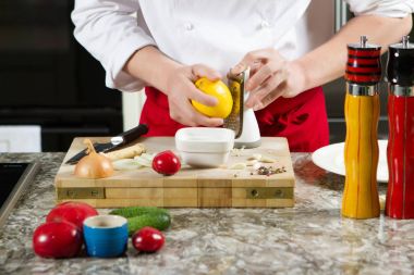 Şef limon te ahşap masa üzerinde ızgara