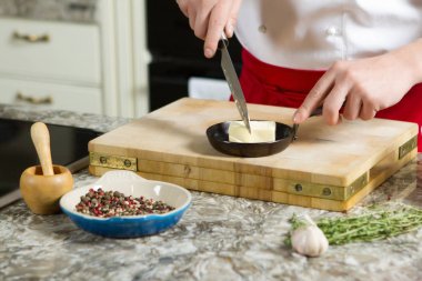 Şef Aşçı kitch bıçak ile pan üzerine tereyağı kesmek