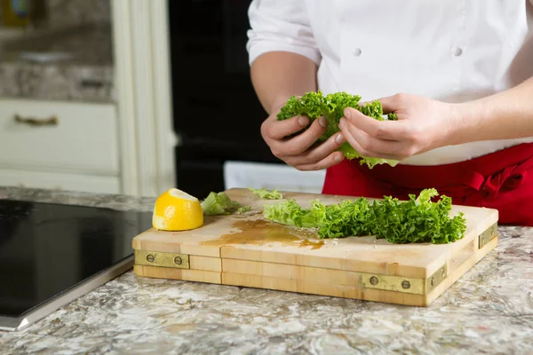 Chef-kok voorbereiding van zelfgemaakte salade in de keuken — Stockfoto