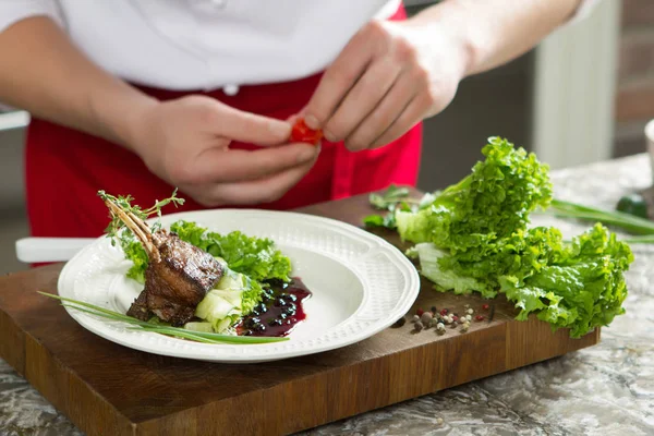 Lam ribben met groenten en kruiden op houten achtergrond — Stockfoto