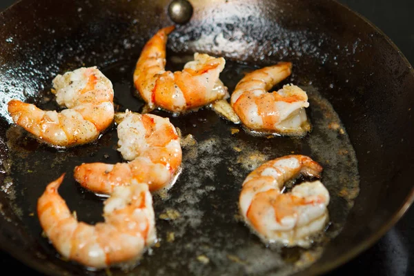 Udang merah liar digoreng dalam panci mentega dengan bawang putih — Stok Foto