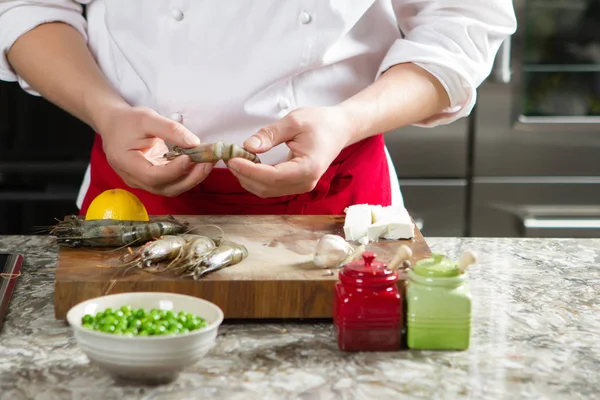 Chef-kok in de keuken bereidt Koninklijke garnalen — Stockfoto