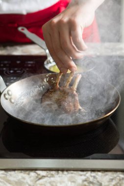 Gıda hazırlama şef aşçı bitti soba yapıyor pan ile mutfakta 