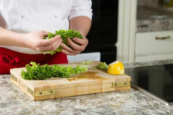 Chef-kok voorbereiding van zelfgemaakte salade in de keuken — Stockfoto