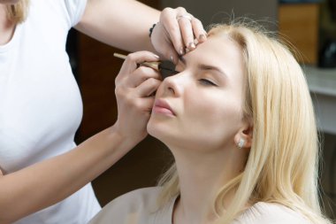 Kadın bir genç bea için makyaj uygulanması çalışma sürecinde makyaj