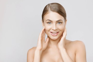 Güzel genç kadın yüz studio gri arka plan üzerinde kapat