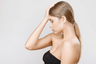 Güzel genç kadın yüz studio gri arka plan üzerinde kapat