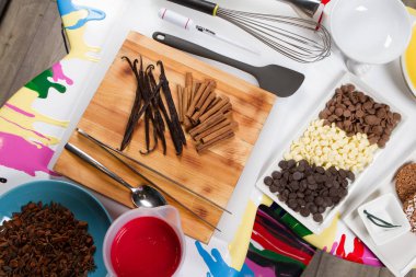 Ekmek pasta ve pişirme araçları. renkli levha. Üstten Görünüm. Beyaz masa.