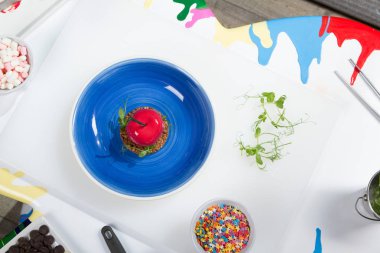 Üzerinde mavi bir p krep kızılcık ve pudra şekeri ile ev yapımı