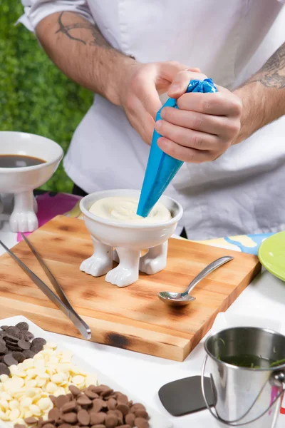 Chef ranselende room voorbereiden om een cake te maken — Stockfoto