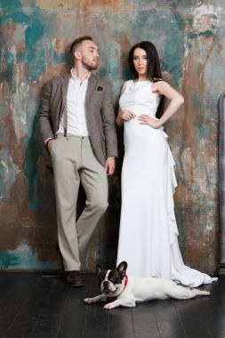 Düğün çift gelin ve damat moda portre ile köpek