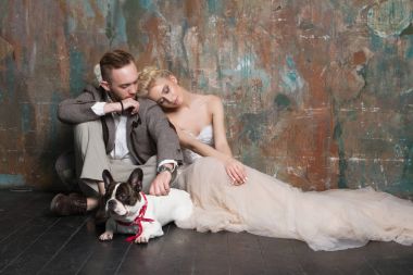 Sevimli köpek ile büyüleyici mutlu evlilik çift