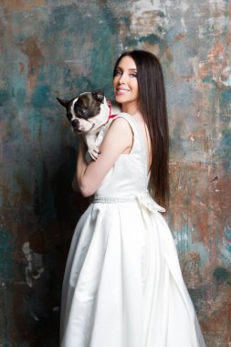 Güzel gelin bir köpek tutuyor