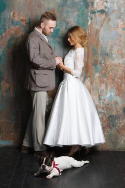 Genç gelin ve damat ile birlikte köpek yerde duran