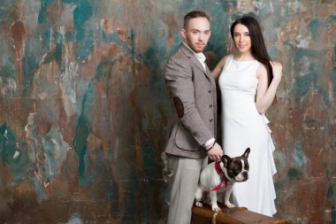 Düğün çift gelin ve damat moda portre köpek ve sui
