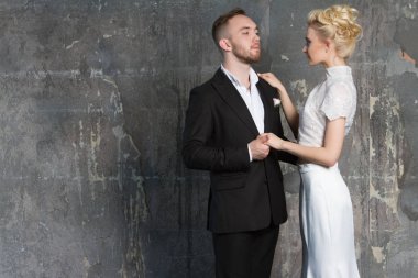 CIA'de stüdyoda poz aşık genç bir çift portre giyinmiş