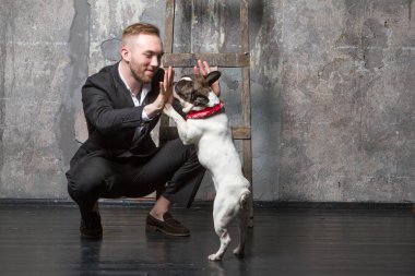 Klasik takım elbiseli adam beş dakika ara.