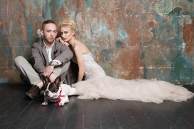 Sevimli köpek ile büyüleyici mutlu evlilik çift