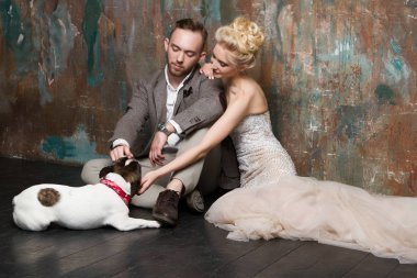 Sevimli köpek ile büyüleyici mutlu evlilik çift