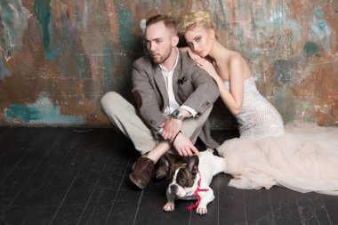 Sevimli köpek ile büyüleyici mutlu evlilik çift