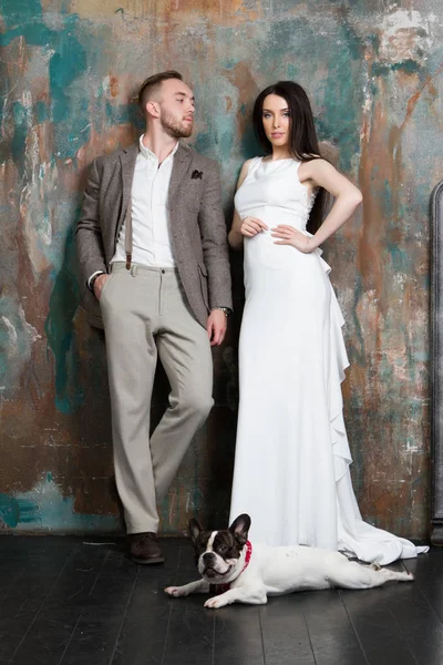 Düğün çift gelin ve damat moda portre ile köpek