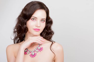 Güzellik kadın takı mükemmel cilt portre ile güzel brunet