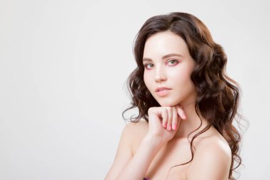 Güzel kadın yüz studio Grey kapat