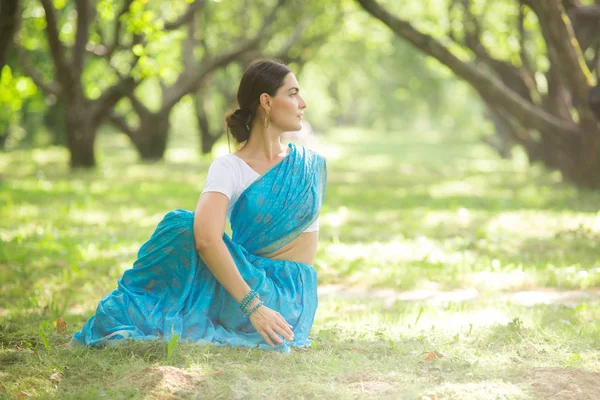 Krásná mladá indická žena oblečená v sárí modlit a medit — Stock fotografie