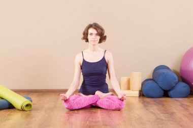 Sportif kadın spor salonunda germe