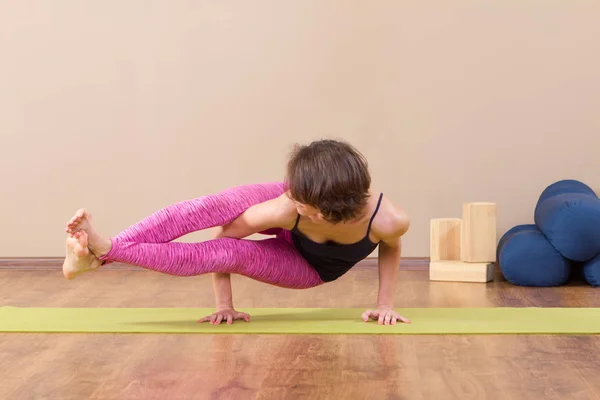 Young sporty woman stretching at gym — Stock Photo, Image