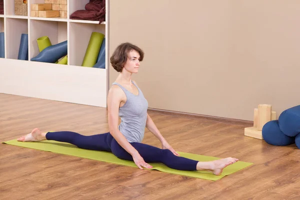 Young sporty woman stretching at gym — Stock Photo, Image