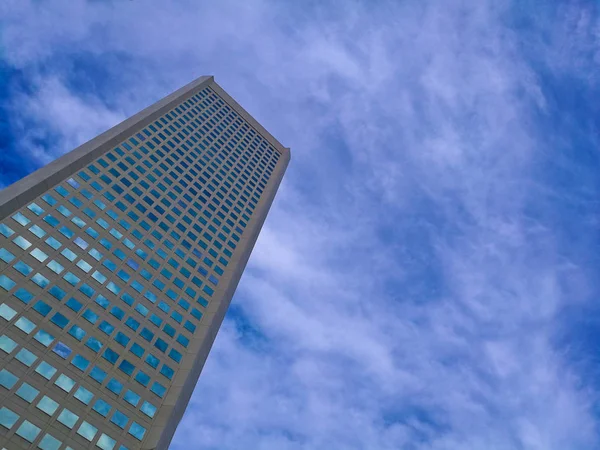 Modernes Bürogebäude mit blauem Himmel — Stockfoto
