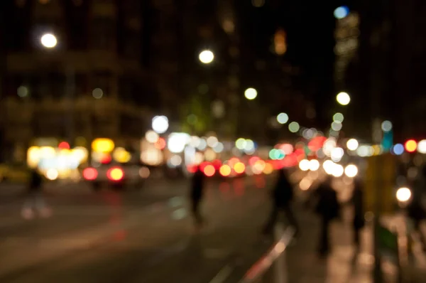 Desfocado fundo abstrato de pessoas caminhando à noite em ocupado — Fotografia de Stock