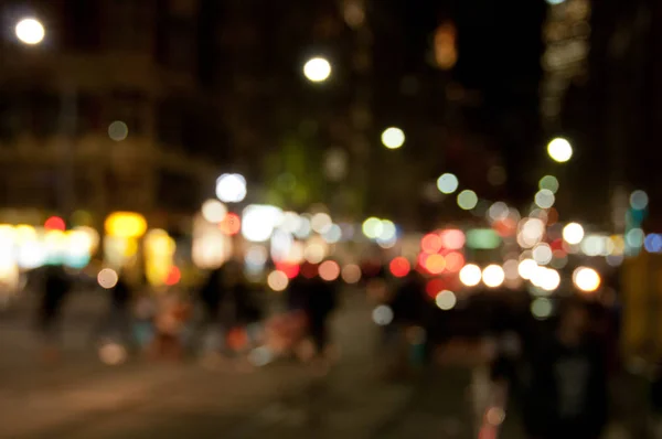 Desfocado fundo abstrato de pessoas caminhando à noite em ocupado — Fotografia de Stock