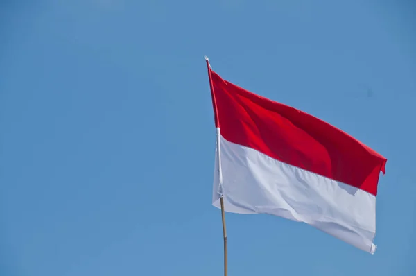 Wit en rood nationale vlag van Indonesië met blauwe lucht — Stockfoto