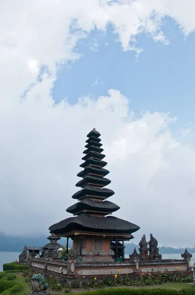 Pura Ulun Danu Beratan famous Hindu Bali temple with blue sky — Stock Photo, Image