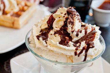 Üstüne tarçın pul ile beyaz vanilyalı dondurma