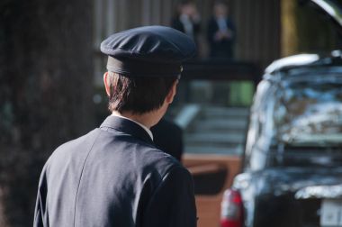 Japon taksi şoförü onun siyah taksi için sola dön