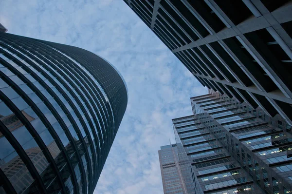 Blick hoch auf den Himmel und moderne Bürogebäude — Stockfoto