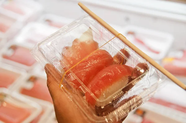 Híres friss nyers japán tonhal sushi egy dobozban — Stock Fotó