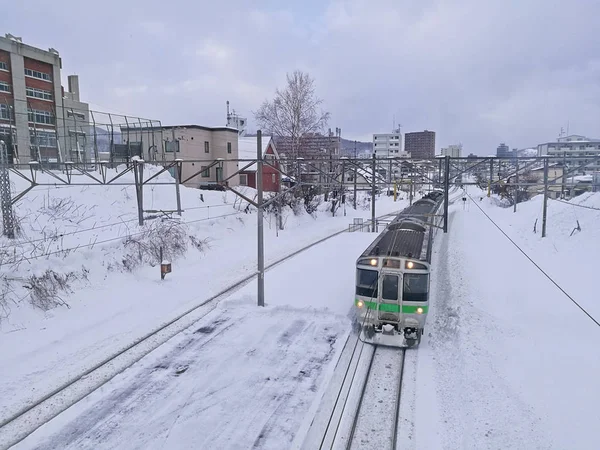 Schnee Eisenbahn und Zug in otoru Stadt hokkaido Japan mitten im Winter — Stockfoto