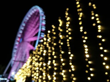 Dev pembe el ilanı dönme dolap y ile gece ufuk sahne