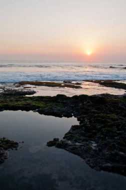 Tanah Lot Beach deki arifesinde Bali Endonezya deniz günbatımı sahne