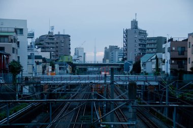 Tokyo Metropolis ve karmaşık tren tra sabah güneş yükselişi sahne