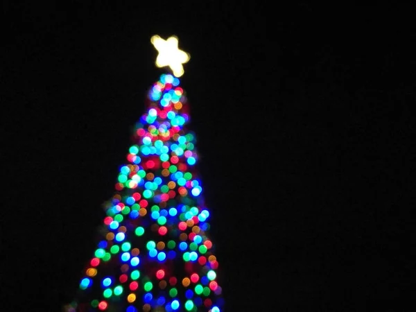 Rozostřeného abstraktní světlo vánoční strom tvar oslavit Vánoce — Stock fotografie