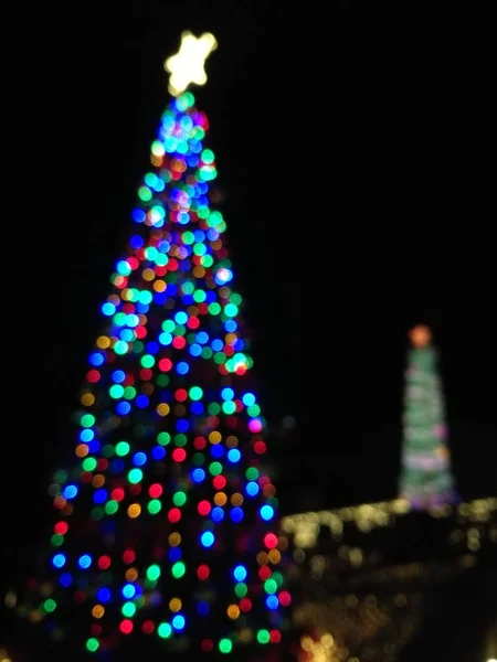 Desfocado abstrato luz forma de árvore de Natal para celebrar o Natal — Fotografia de Stock