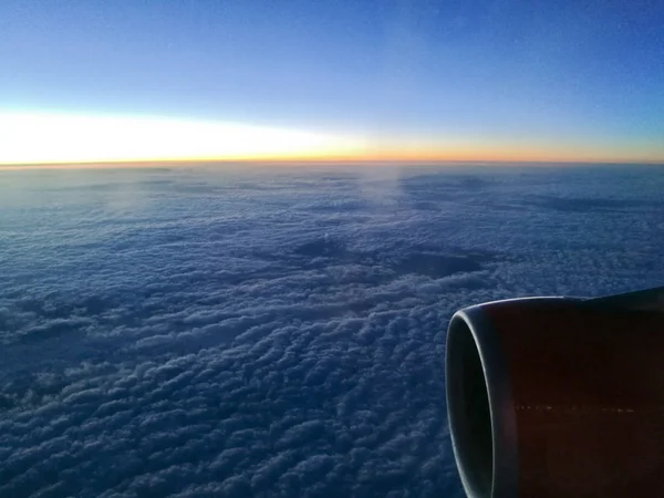 Nascer do sol acima da nuvem do assento da janela do avião — Fotografia de Stock