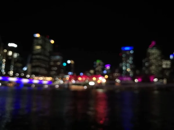 Cena desfocada de luz noturna da margem do rio Brisbane Australia — Fotografia de Stock
