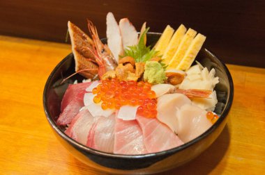Taze Japon deniz ürünleri tabağı pirinç dolu kase